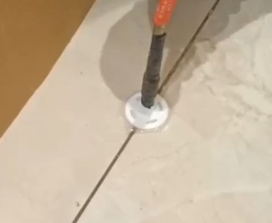白山市瓷砖空鼓维修公司专业解答瓷砖在铺贴过程中，如果没有涂抹均匀到位的粘结材料（如水泥砂浆或瓷砖胶），可能会导致以下问题