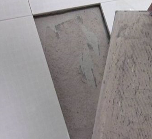 白山市瓷砖空鼓维修公司分享瓷砖铺贴时如果打浆（即涂抹在瓷砖背面和基层上的砂浆或瓷砖胶）过少，会带来以下问题
